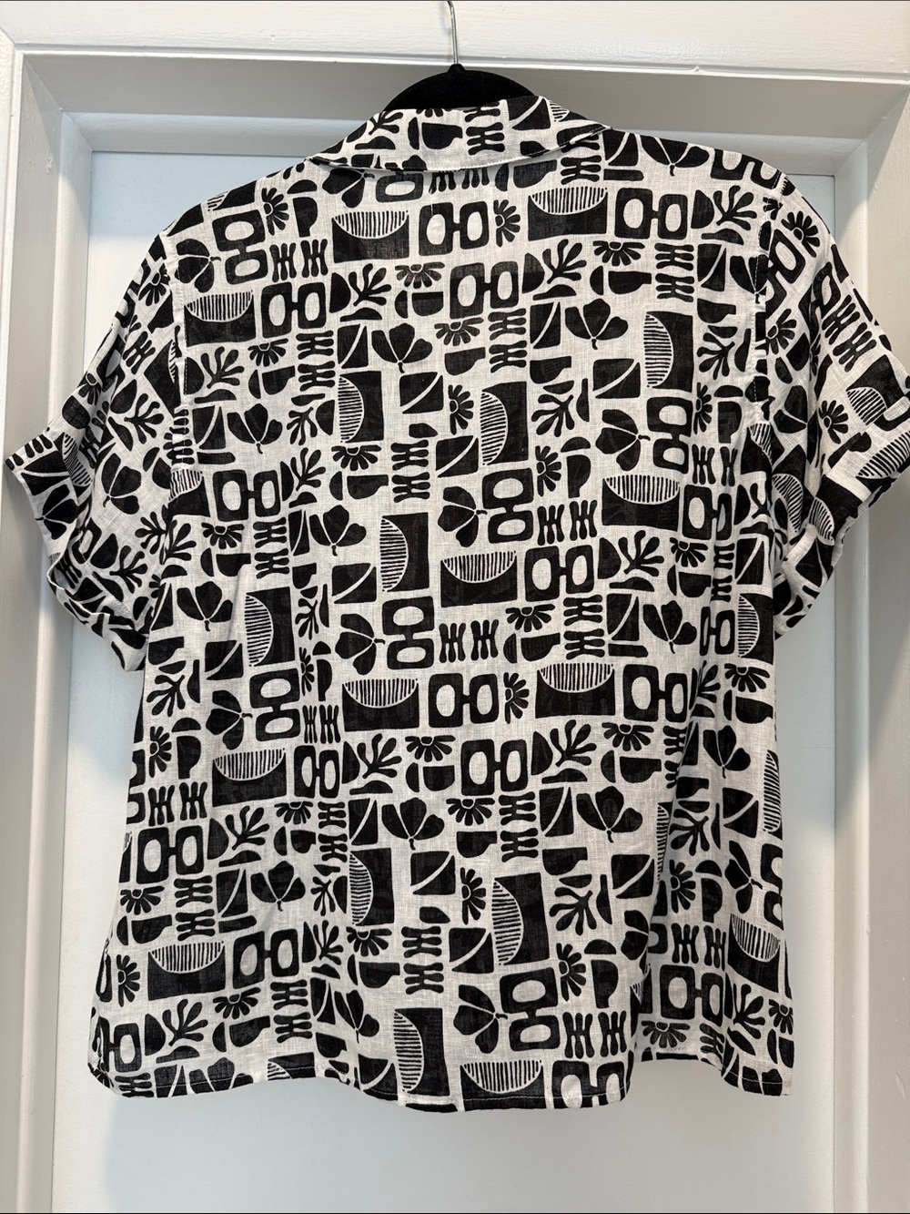 100% Linen Nicole Miller Geometric Button Front Top - Picture 2 of 6